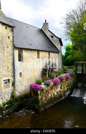 Scenic Blumen Wasser Rad Mühle Bayeux Frankreich Normandie Strände Europas Stockfoto