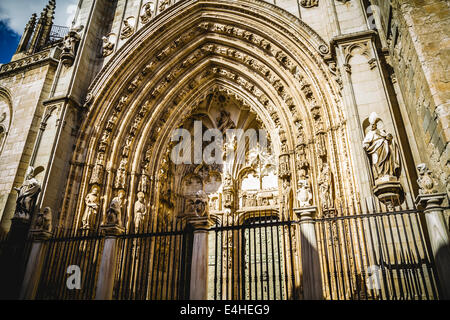 Tür der Kathedrale von Toledo, Kaiserstadt und Bogen. Spanien Stockfoto