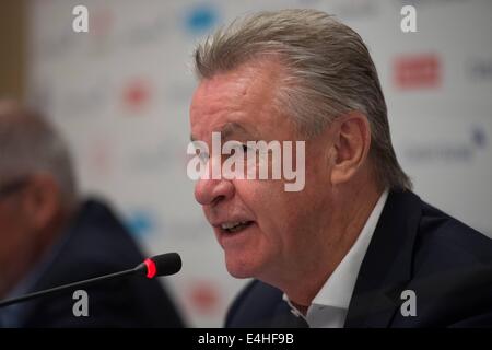 Sao Paulo, Brasilien. 2. Juli 2014. Schweiz-Trainer und Manager Ottmar Hitzfeld (SUI) kündigt seinen Rücktritt von seinem Management-Position mit der Schweizer Nationalmannschaft auf einer Pressekonferenz. © Aktion Plus Sport/Alamy Live-Nachrichten Stockfoto