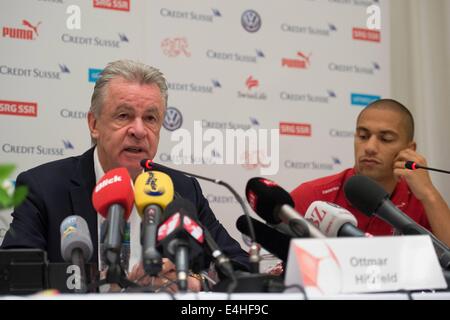 Sao Paulo, Brasilien. 2. Juli 2014. Schweiz-Trainer und Manager Ottmar Hitzfeld (SUI) kündigt seinen Rücktritt von seinem Management-Position mit der Schweizer Nationalmannschaft auf einer Pressekonferenz. © Aktion Plus Sport/Alamy Live-Nachrichten Stockfoto