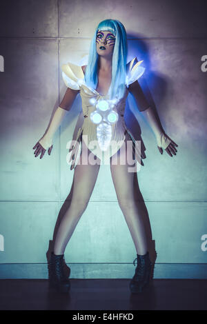 Roboter-Frau an Wand mit blauen Lichtern, Licht Anzug mit Neon und LED-Farben Stockfoto