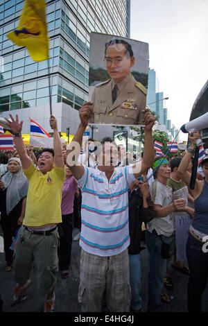 Straßenproteste zwischen pro-Thaksin "Red Shirt" Demonstranten und Royalist 'gelbes Shirt"Demonstranten in 2010. Stockfoto