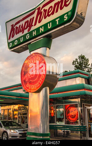 Krispy Kreme Doughnuts zieht in den vorbeifahrenden Autos mit seinem "Heißen jetzt" Zeichen in Metro Atlanta, Georgia. USA. Stockfoto