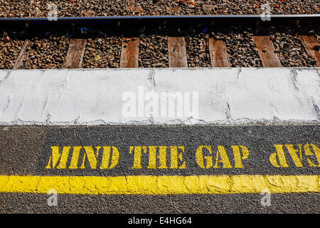 Denken Sie an die Warnmeldung „Lücke“ am Bahnsteig Melbourne Stockfoto