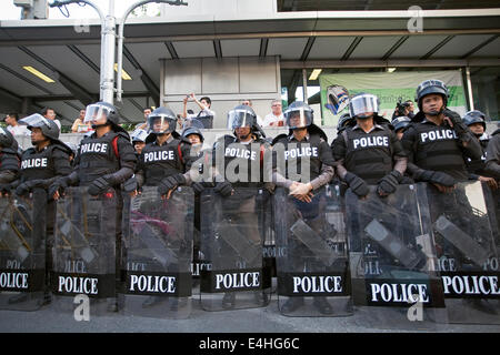 Straßenproteste zwischen pro-Thaksin "Red Shirt" Demonstranten und Royalist 'gelbes Shirt"Demonstranten in 2010. Stockfoto