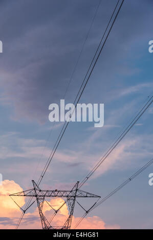 Hochspannungs-Leitungen und Getriebe Turm in Metro Atlanta, Georgia, USA. Stockfoto
