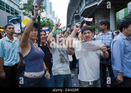 Straßenproteste zwischen pro-Thaksin "Red Shirt" Demonstranten und Royalist 'gelbes Shirt"Demonstranten in 2010. Stockfoto