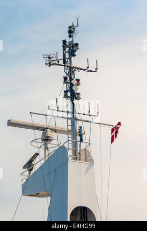 Mast des Schiffes mit Radar auf Himmelshintergrund Stockfoto