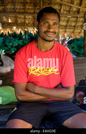 Wegweiser zur Wanderung am Kokoda Track in Papua-Neu-Guinea Stockfoto