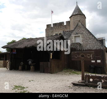 Schmied Demonstration Festung des schwarzen Falken, Montbazon Schloss Frankreich Juli 2014 Stockfoto