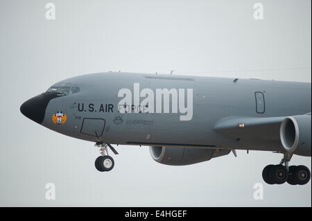 RAF Fairford, Gloucestershire UK. 11. Juli 2014. US-Luftwaffe KC-135R Tankflugzeuge landen am ersten Tag der RIAT. Bildnachweis: Malcolm Park Leitartikel/Alamy Live-Nachrichten Stockfoto