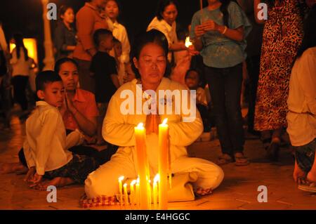 Phnom Penh, Kambodscha. 11. Juli 2014. Die Menschen beten vor dem Königspalast in Phnom Penh, Kambodscha, 11. Juli 2014. Hunderte von Menschen betete vor dem Königspalast am Freitagabend während der Zeremonie der Verankerung von den Resten des Kambodschas am meisten verehrten König-Vater Norodom Sihanouk, starb an Krankheit in Peking im Jahr 2012. Bildnachweis: Li Hong/Xinhua/Alamy Live-Nachrichten Stockfoto