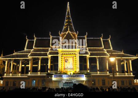 Phnom Penh, Kambodscha. 11. Juli 2014. Menschen versammeln sich vor dem Königspalast in Phnom Penh, Kambodscha, 11. Juli 2014. Hunderte von Menschen betete vor dem Königspalast am Freitagabend während der Zeremonie der Verankerung von den Resten des Kambodschas am meisten verehrten König-Vater Norodom Sihanouk, starb an Krankheit in Peking im Jahr 2012. Bildnachweis: Li Hong/Xinhua/Alamy Live-Nachrichten Stockfoto