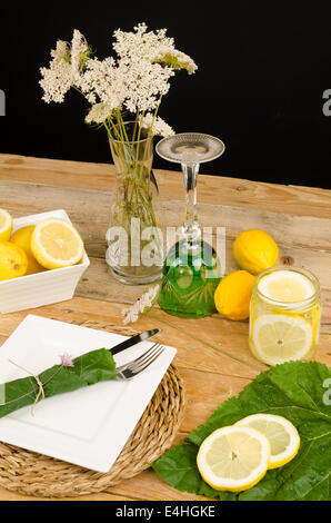 Rustikaler Tisch mit einem sommerlichen Ambiente mit frischen Früchten Stockfoto