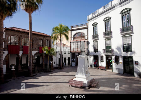 Plaza de Espana mit Rathaus und Denkmal von Manuel Hernandez Diaz in Santa Cruz De La Palma, die Hauptstadt der Insel La Palma, Stockfoto