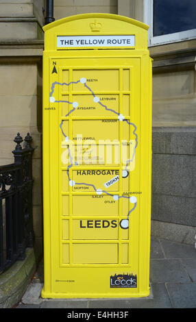 gelbe Telefonzelle in Leeds City Square markiert den Beginn der Tour de France in Leeds Yorkshire UNO Königreich Stockfoto