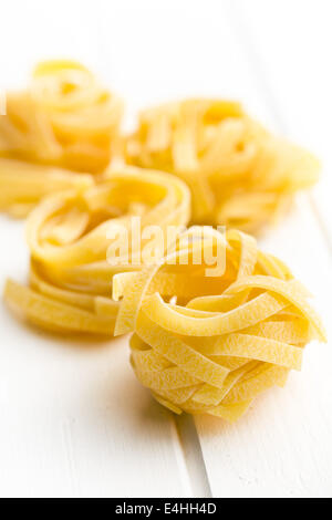 Italienische Pasta Tagliatelle auf weißen Tisch Stockfoto