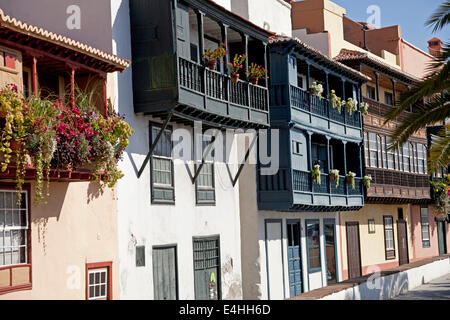 typische Balkone Balcones Tipicos auf Avenida Maritima, Santa Cruz De La Palma, die Hauptstadt der Insel La Palma, Kanarische Inseln, S Stockfoto