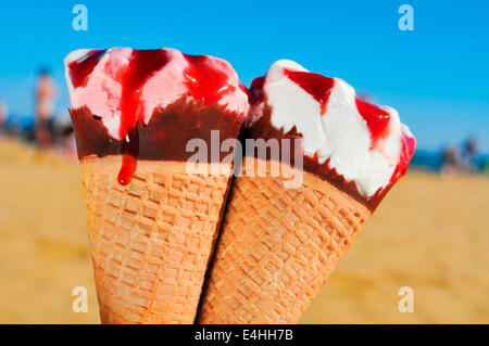 Nahaufnahme von zwei köstliche Eiscreme-Kegel am Strand Stockfoto