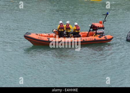 Inshore RNLI, Rettungsboot in Looe Cornwall mit seiner Besatzung, die ein Atlantic Klasse namens Alan & Margaret, Stockfoto