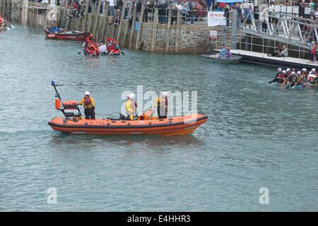 Inshore RNLI, Rettungsboot in Looe Cornwall mit seiner Crew, die ein Atlantic Klasse namens Alan & Margaret, bei der jährlichen Floß fahren ich Stockfoto