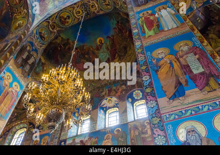 Kronleuchter und Mauer Mosaiken im Inneren der Kirche die Auferstehungskirche, St. Petersburg, Russland Stockfoto
