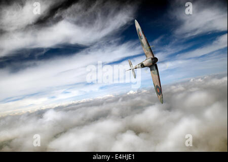 Ein junger RAF Pilot eine neu entdeckten schnellere Freiheit der Luft in seinem ersten Flug in einem Supermarine Spitfire zu genießen. Stockfoto