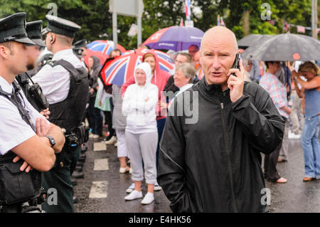 Belfast, Nordirland. 12. Juli 2014 - macht Billy Hutchinson von Progressive Unionist Party (PUP) einen Anruf nachdem er Zeuge wahrgenommene Vorspannung von der Polizei. Bildnachweis: Stephen Barnes/Alamy Live-Nachrichten Stockfoto