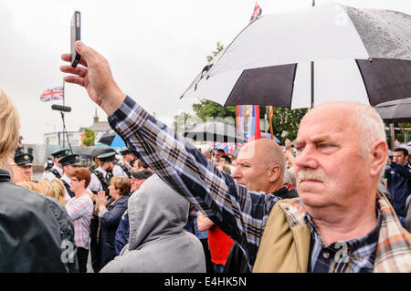 Belfast, Nordirland. 12. Juli 2014 - zeichnet Ken Wilkinson von der Welpe ein Ereignis, das er wahrnimmt, Polizei schräg gegenüber der nationalistischen Gemeinschaft sein. Bildnachweis: Stephen Barnes/Alamy Live-Nachrichten Stockfoto