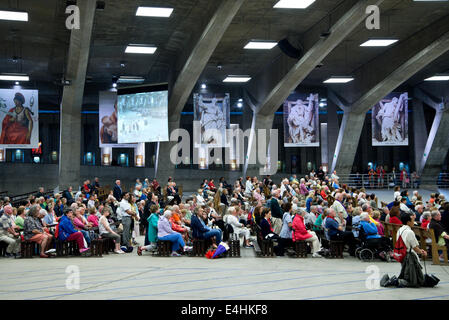 Sonntag internationale Messe in der Basilika St. Pius X. in Lourdes Stockfoto