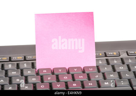 Leeres Papier Hinweis auf einer schwarzen Tastatur. Stockfoto