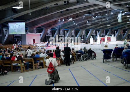 Sonntag internationale Messe in der Basilika St. Pius X. in Lourdes Stockfoto