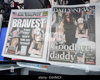 Titelseiten der New York Daily News und Post Bericht über den Vortagen Beerdigung des FDNY Firefighter Lt. Gordon Ambelas Stockfoto