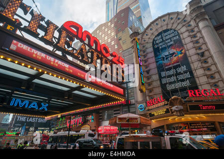 Die AMC 25 Theater und das Königliche Kinos auf dem Times Square in New York sind auf Dienstag, 8. Juli 2014 gesehen. Stockfoto