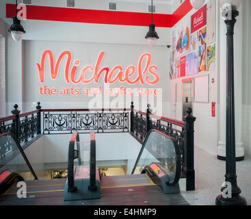 Der Eingang zu einem noch ungeöffneten Michaels Kunsthandwerk Geschäft im Stadtteil Chelsea in New York am Freitag, 11. Juli 2014. Stockfoto