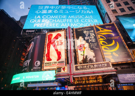 Werbung am Times Square in New York für Broadway-Theaterstücken und Musicals auf Dienstag, 8. Juli 2014 gesehen. (© Richard B. Levine) Stockfoto