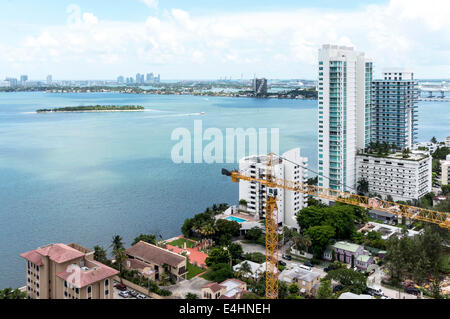 Luftaufnahme der Biscayne Bay betrachtet aus einem der oberen Stockwerke des eine neue Eigentumswohnung-Hochhaus in Midtown Miami, Florida, USA Stockfoto