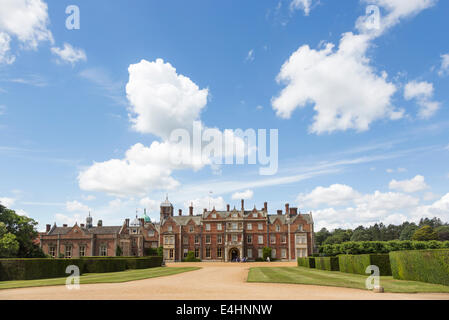 Sandringham House, ein Landhaus, die Königin Norfolk Rückzug, im Sommer mit einem blauen Himmel und flauschige weiße Wolken Stockfoto