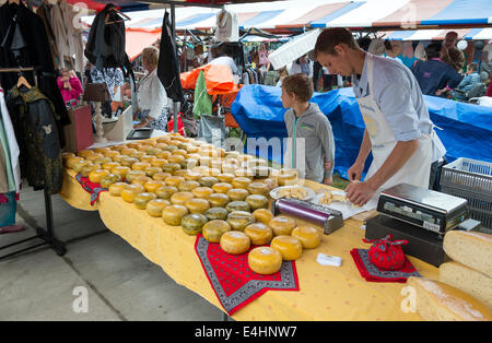 Verkauf von holländischen Käse auf dem jährlichen Bauernmarkt in Hellvoetsluis auf July12, Thi Bauer Stockfoto