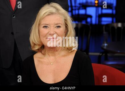 Schauspielerin Jutta Speidel als Gast bei der WDR-Talkshow "Koelner Treff" in Köln, Deutschland, 11. Juli 2014. Foto: Horst Galuschka/Dpa - kein Draht-Dienst- Stockfoto