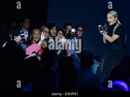 Berlin, Deutschland. 11. Juli 2014. Britische Sängerin Rita Ora führt bei der Michalsky Stylenite während der Mercedes-Benz Fashion Week in Berlin, Deutschland, 11. Juli 2014. Foto: JENS KALAENE/DPA/Alamy Live-Nachrichten Stockfoto