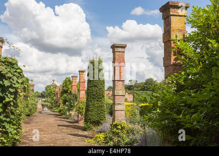 Ummauerten Garten der Sandringham House, Norfolk, Großbritannien mit Pfad und Mauerwerk Säulen, im Sommer mit blauem Himmel und weißen Wolken Stockfoto