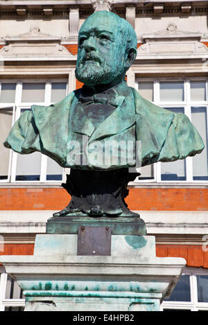 Eine Büste von Sir Henry Tate in Brixton Windrush Square gelegen. Stockfoto