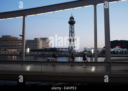 Rambla de Mar und Seilbahn Turm (Torre Jaume ich) in der Abenddämmerung in Barcelona, Katalonien, Spanien. Stockfoto