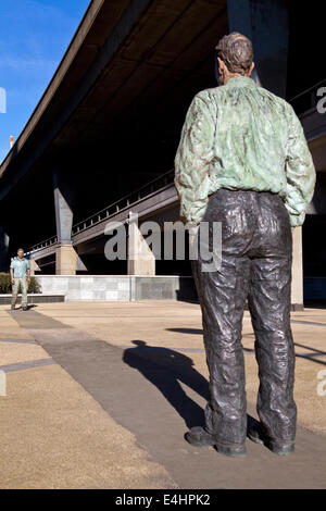 Der Mann stehen Skulpturen neben dem Regents Kanal unter der Westway in Paddington, London. Stockfoto