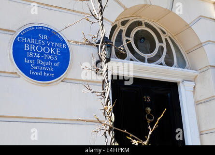 Blaue Plakette markiert die ehemalige Residenz von Charles Vyner Brooke, wer der letzte Rajah von Sarawak war. Stockfoto