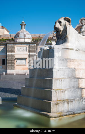 Piazza del Popolo, Rom. Brunnen-Löwen Stockfoto