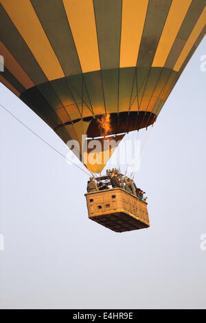 Grüne und gelbe Ballon fliegen über die Serengeti Nationalpark, Tansania Stockfoto