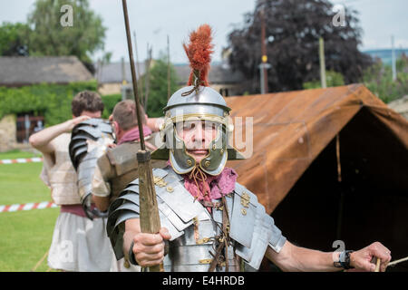 Ribchester, Lancashire, UK, 12. Juli 2014. Die Re-enactment Group legio secunda Augusta wurden an Hand der Ribchester Roman Museum der 100. Jahrestag zu feiern. die Gruppe zeigen, was ist war wie in Großbritannien in römischer Zeit leben. das British Museum hat das "ribchester Helm", die im Dorf gefunden wurde das Museum des 100. Todestages zu markieren ausgeliehen. Der Helm wurde der Britain's second best Römischen finden", hinter dem vindolanda Tablets, entsprechend einer Website Umfrage der Kanal 4 Tv programm Zeit Team. Credit: Paul melling/alamy leben Nachrichten Stockfoto