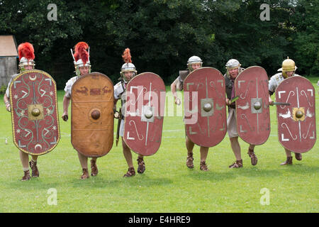 Ribchester, Lancashire, UK, 12. Juli 2014. Die Re-enactment Group legio secunda Augusta wurden an Hand der Ribchester Roman Museum der 100. Jahrestag zu feiern. die Gruppe zeigen, was ist war wie in Großbritannien in römischer Zeit leben. das British Museum hat das "ribchester Helm", die im Dorf gefunden wurde das Museum des 100. Todestages zu markieren ausgeliehen. Der Helm wurde der Britain's second best Römischen finden", hinter dem vindolanda Tablets, entsprechend einer Website Umfrage der Kanal 4 Tv programm Zeit Team. Credit: Paul melling/alamy leben Nachrichten Stockfoto